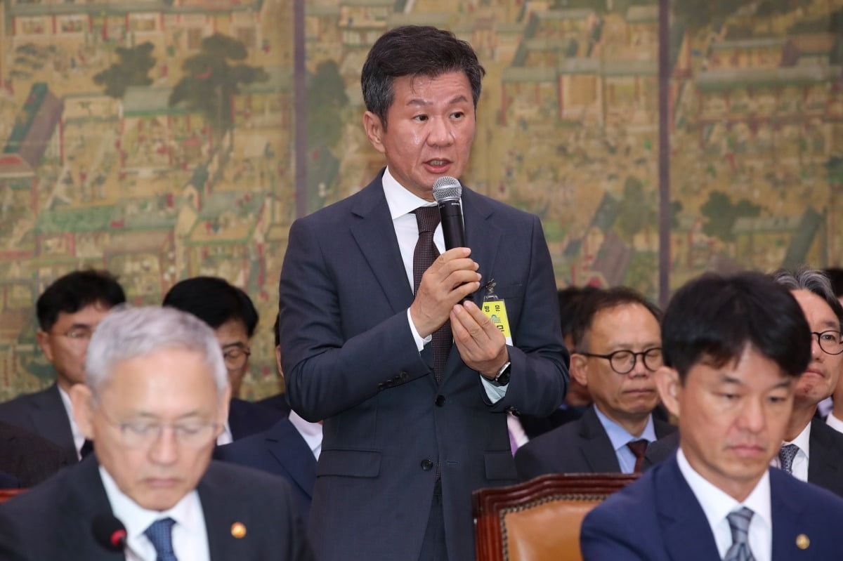 马兹拉维本场5次过人成功，为本赛季英超后卫单场最多