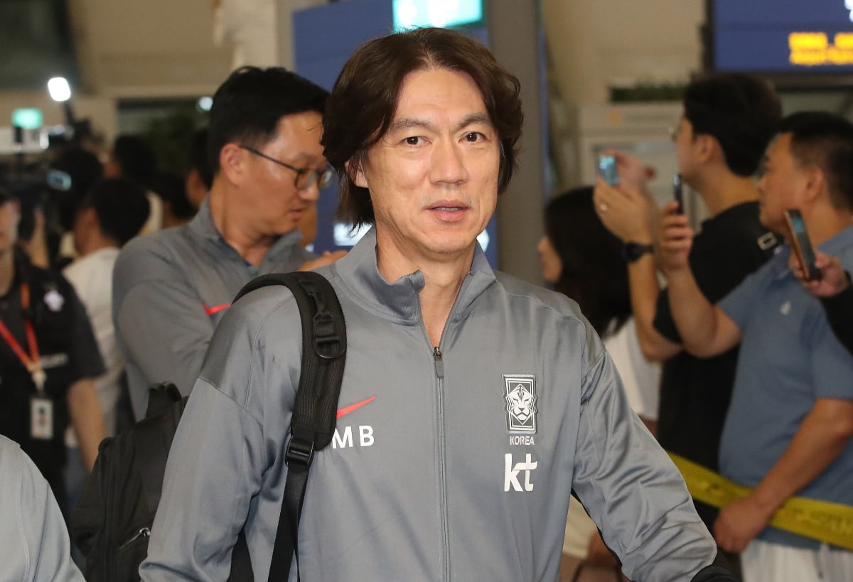 离谱！江原后卫黄文基又送冲天炮 皮球直飞看台