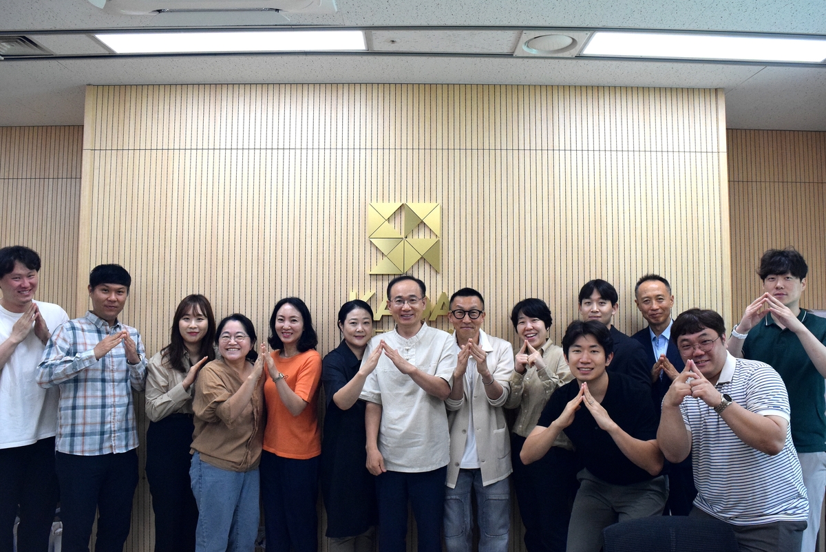 有排面！加拉塔萨雷球迷燃放焰火迎接奥斯梅恩