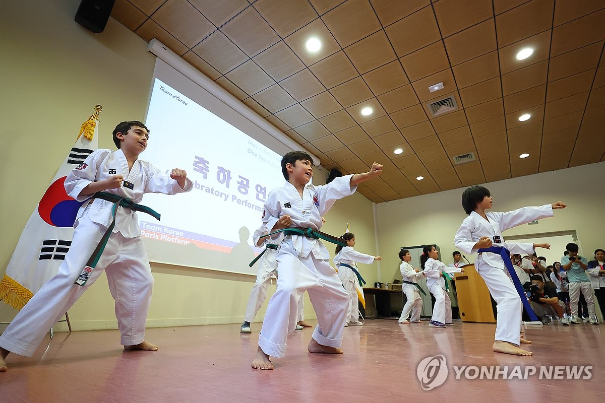 球评怒批曼联球迷：现场氛围与空场无异！